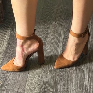Gorgeous brown suede ankle strap heels 🤎